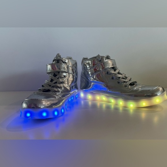 NWOT Unisex LED Light Up Sneaker
Fashion HighTop
USB Rechargeable Glowing
FUN! - Picture 5 of 5